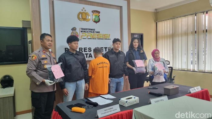 Guru ngaji di Tebet, Jakarta Selatan, Ahmad Fadillah (AF) (54) ditetapkan tersangka pencabulan ke anak di bawah umur. (Taufiq S/detikcom)