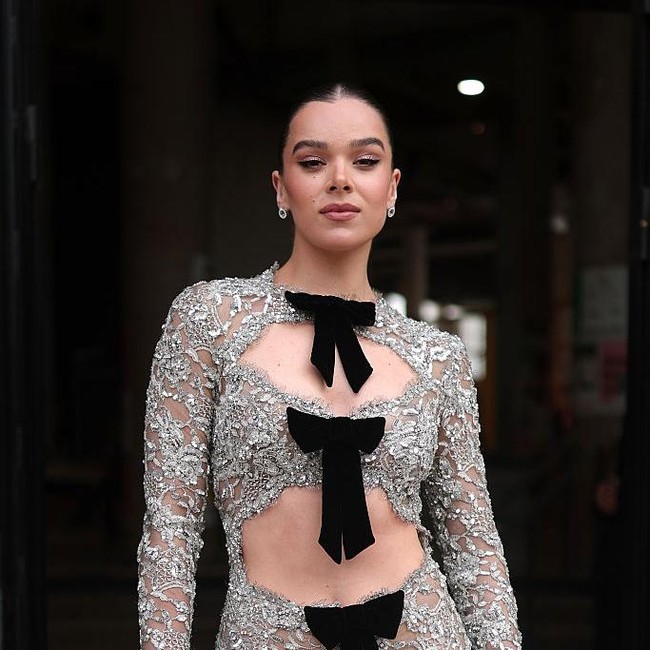 5 Gaya Ultra-Seksi Hailee Steinfeld di Paris Fashion Week, Perdana Pascanikah