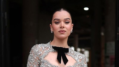 5 Gaya Ultra-Seksi Hailee Steinfeld di Paris Fashion Week, Perdana Pascanikah
