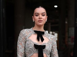 5 Gaya Ultra-Seksi Hailee Steinfeld di Paris Fashion Week, Perdana Pascanikah