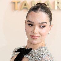 Rambut Hailee ditata sleek dengan disisir rapat ke belakang dan dsanggulchignon yang elegan. Makeup-nya menonjolkan alis tegas dan pulasan lipstik matte yang membuat wajahnya semakin terlihat tegas namun tetap glamor. Foto: Getty Images/Lyvans Boolaky,Jacopo Raule,Antoine Flament