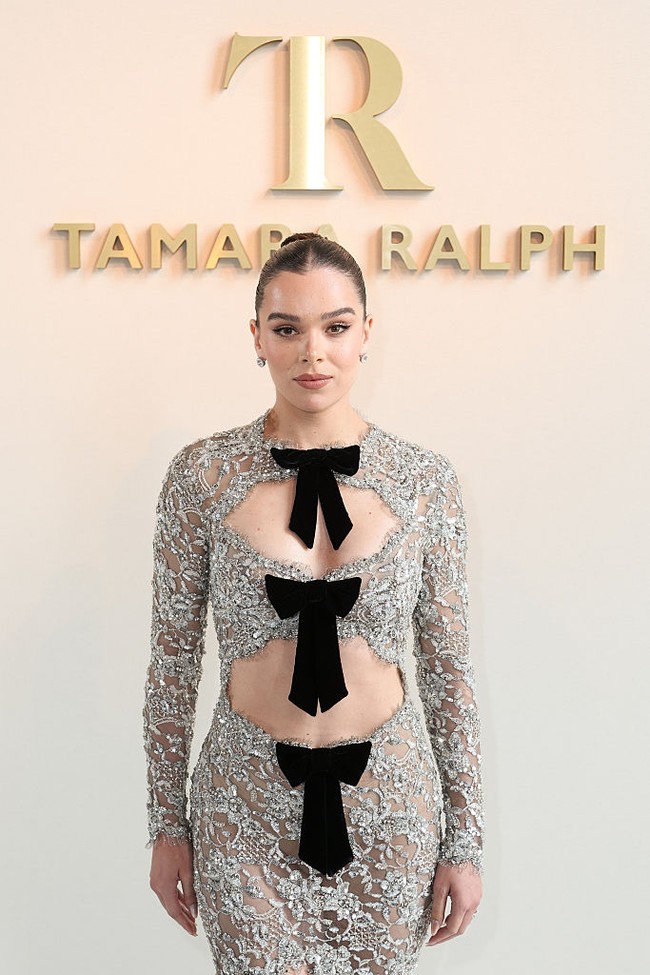 Bintang film ‘Sinners”’tersebut memilih tampil mengenakan gaun dari koleksi couture Fall 2024 milik Tamara Ralph, yang sebelumnya debut di Paris pada Juni 2024. Gaun tersebut begitu memukau dengan material sheer transparan yang dihiasi taburan payet perak berkilau dan detail bordir di seluruh permukaannya. Foto: Getty Images/Lyvans Boolaky,Jacopo Raule,Antoine Flament