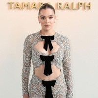Bintang film ‘Sinners”’tersebut memilih tampil mengenakan gaun dari koleksi couture Fall 2024 milik Tamara Ralph, yang sebelumnya debut di Paris pada Juni 2024. Gaun tersebut begitu memukau dengan material sheer transparan yang dihiasi taburan payet perak berkilau dan detail bordir di seluruh permukaannya. Foto: Getty Images/Lyvans Boolaky,Jacopo Raule,Antoine Flament