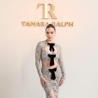 Desain gaun ini makin dramatis dan menonjolkan aura seksi dengan belahan tinggi di bagian depan, plus dua cut-out di area pinggang dan di atas garis dada. Foto: Getty Images/Lyvans Boolaky,Jacopo Raule,Antoine Flament