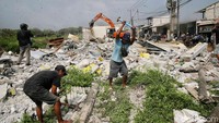 Hari ini, sebanyak 400 bangunan liar yang berdiri di atas saluran irigasi ditertibkan oleh aparat gabungan. Penertiban melibatkan Satpol PP, Dinas Sumber Daya Air, TNI-Polri, dan pihak kelurahan setempat.  