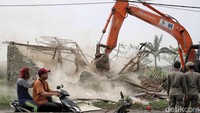 Penertiban yang berlangsung sejak pagi ini merupakan langkah tegas pemerintah dalam menertibkan bangunan yang melanggar aturan tata ruang. Bangunan tersebut berdiri di atas lahan yang seharusnya menjadi jalur air.  