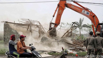 Hambat Saluran Air, 400 Bangli di Babelan Bekasi Dibongkar