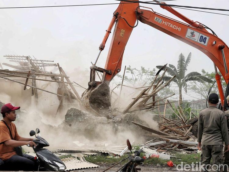 Hambat Saluran Air, 400 Bangli di Babelan Bekasi Dibongkar