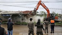 Sejak pagi hari, petugas telah bersiaga di lokasi untuk mengawal jalannya proses pembongkaran. Penertiban berjalan lancar dengan pengamanan ketat.  