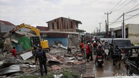 Sebagian besar bangunan yang digusur merupakan rumah semi permanen, warung, bengkel, hingga gudang kecil. Bangunan itu dibangun tanpa izin di atas saluran air irigasi yang vital bagi wilayah sekitarnya.  