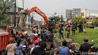 Penertiban dilakukan secara bertahap dengan mengedepankan pendekatan humanis. Namun, tindakan tetap tegas sesuai aturan yang berlaku.  