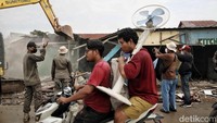 Menurut keterangan petugas, penertiban ini telah melalui proses sosialisasi dan pemberian surat peringatan tiga kali kepada pemilik bangunan sejak beberapa bulan lalu. Namun hingga batas waktu yang ditentukan, sebagian besar penghuni belum mengosongkan bangunan.  