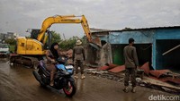 Banyak warga yang terdampak penertiban mengaku pasrah. Mereka berharap ada solusi dari pemerintah untuk tempat tinggal baru.  