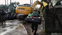 Sebagian warga mengaku telah tinggal di lokasi tersebut puluhan tahun, meski menyadari tanah itu bukan milik pribadi. Mereka memahami risiko penggusuran sejak lama.  