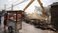 Pemerintah daerah menegaskan, bangunan liar di atas saluran irigasi menghambat aliran air dan menyebabkan pendangkalan. Pembongkaran diharapkan mengurangi banjir yang kerap melanda wilayah tersebut.  