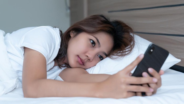 Kebiasaan Langsung Buka HP Setelah Bangun Tidur Ternyata Bahaya