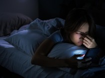 Bukan Cuma Stres, Kebiasaan Digital Ini Bisa Bikin Kamu Sulit Tidur
