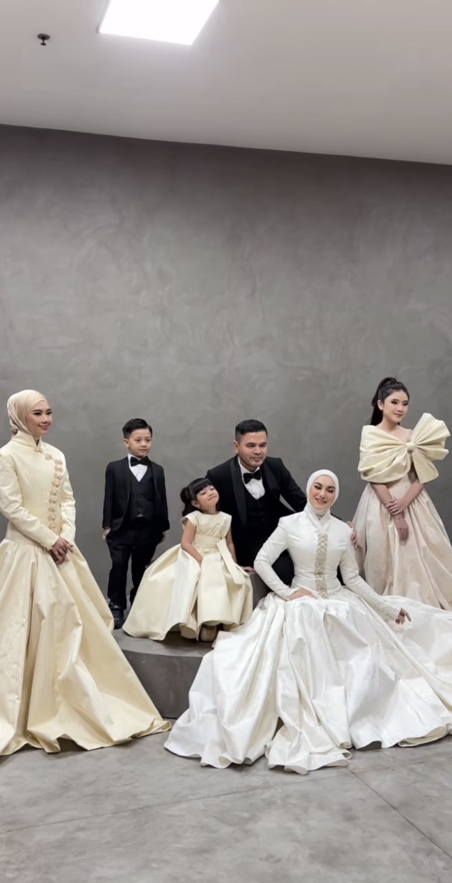 Untuk look pertama Irish Bella dan keluarganya memilih konsep modern dengan mengenakan busana bernuansa hitam, putih, dan krem. Kedua anak Irish serta putri sambungnya turut hadir. Formasi lengkap, keluarga Irish dan Haldy Sabri terlihat kompak. Foto: Instagram/@_irishbella_