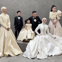 Untuk look pertama Irish Bella dan keluarganya memilih konsep modern dengan mengenakan busana bernuansa hitam, putih, dan krem. Kedua anak Irish serta putri sambungnya turut hadir. Formasi lengkap, keluarga Irish dan Haldy Sabri terlihat kompak. Foto: Instagram/@_irishbella_