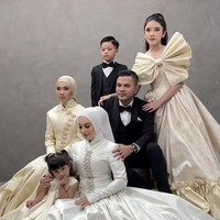 Haldy Sabri dan putra Irish, Air Rumi Akbar, tampil seragam kenakan setelan tuxedo berwarna hitam berpadu dengan kemeja putih. Penampilannya lengkap dengan dasi kupu-kupu. Sementara para wanita tampil cantik dan anggun dengan gaun panjang. Ketiga putri Irish mengenakan gaun warna krem, sedangkan Irish warna putih. Foto: Instagram/@_irishbella_