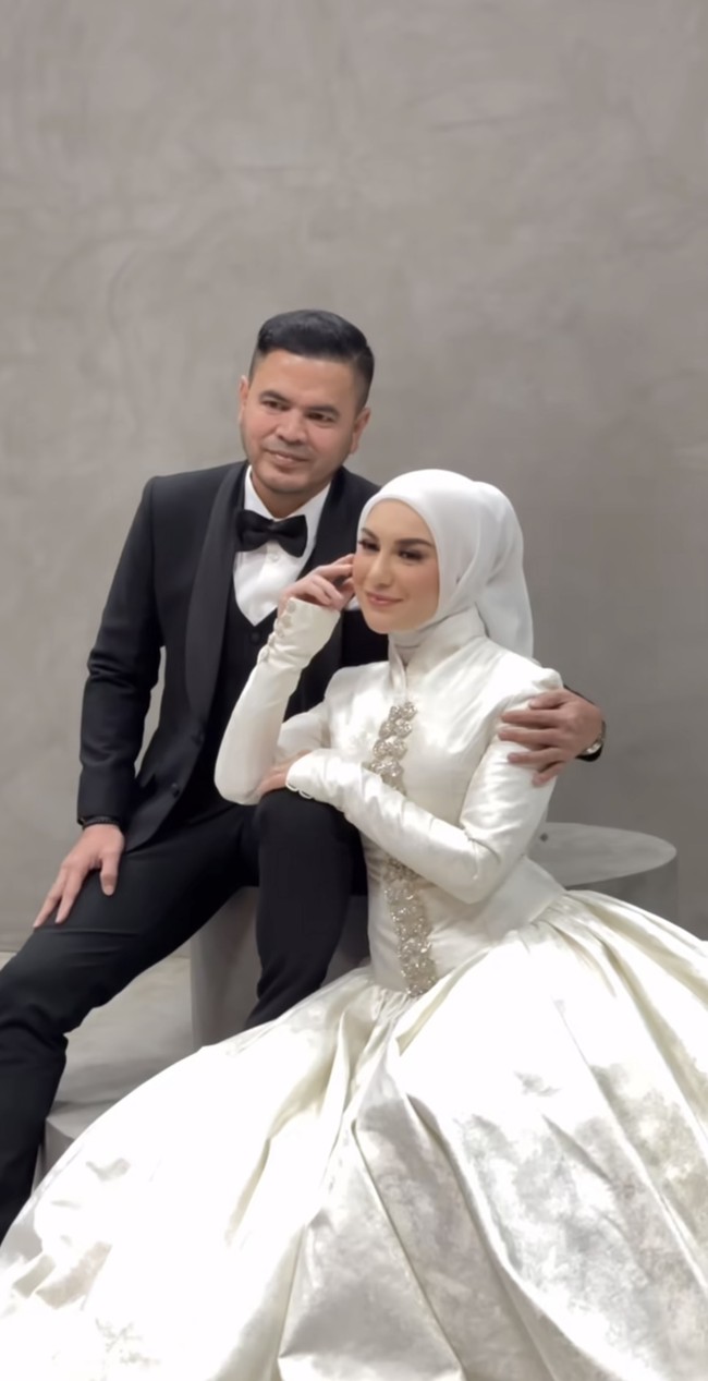 Haldy Sabri dan Irish Bella juga sempat berpose berdua, memamerkan kemesraan mereka. Terlihat keduanya yang begitu serasi. Foto: Instagram/@_irishbella_