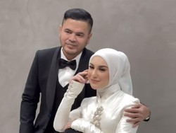 7 Foto Pemotretan Keluarga Irish Bella, Berkonsep Modern Hingga Adat Aceh