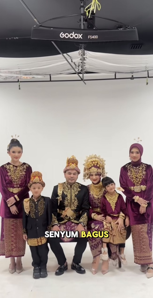 Untuk look kedua Irish dan keluarga tampil mengenakan busana adat Aceh. Irish menyebut jika konsep tersebut merupakan permintaan dari sang suami. Aceh sendiri diketahui merupakan kota asal Haldy Sabri. Foto: Instagram/@_irishbella_