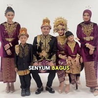 Untuk look kedua Irish dan keluarga tampil mengenakan busana adat Aceh. Irish menyebut jika konsep tersebut merupakan permintaan dari sang suami. Aceh sendiri diketahui merupakan kota asal Haldy Sabri. Foto: Instagram/@_irishbella_