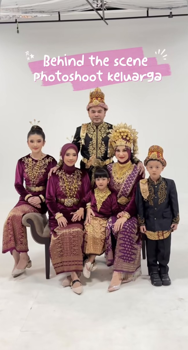 Irish bersama ketiga anak perempuannya tampil dengan busana adat Aceh bernuansa burgundy, sementara Haldy dan Air memilih nuansa hitam dengan detail emas yang mewah dan elegan. Foto: Instagram/@_irishbella_