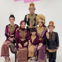 Irish bersama ketiga anak perempuannya tampil dengan busana adat Aceh bernuansa burgundy, sementara Haldy dan Air memilih nuansa hitam dengan detail emas yang mewah dan elegan. Foto: Instagram/@_irishbella_