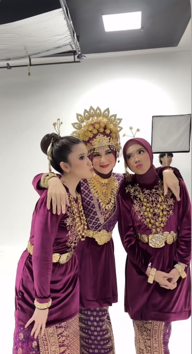 Irish juga memamerkan kedekatannya dengan kedua putri sambung, Syifa dan Hassya. Pose bertiga, ia dan kedua putrinya bak bestie. Foto: Instagram/@_irishbella_