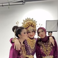 Irish juga memamerkan kedekatannya dengan kedua putri sambung, Syifa dan Hassya. Pose bertiga, ia dan kedua putrinya bak bestie. Foto: Instagram/@_irishbella_