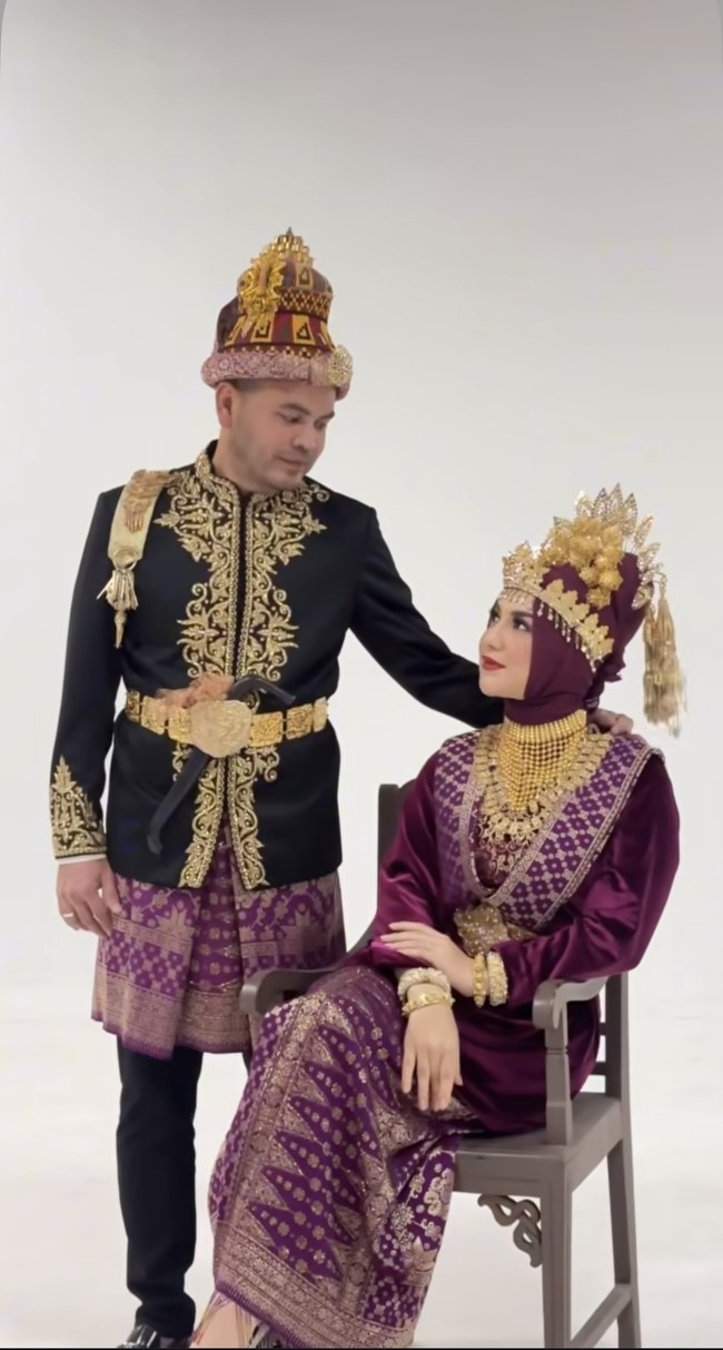 Tampil seperti pasangan Aceh, keduanya terlihat begitu serasi. Pemotretan keluarga Irish pun banjir pujian netizen. Foto: Instagram/@_irishbella_