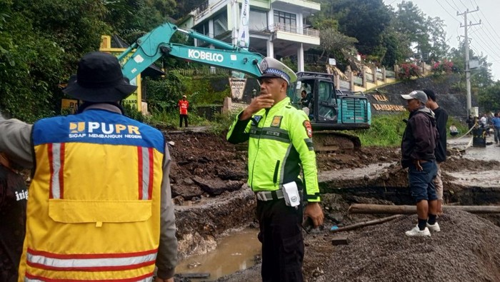 Jalan Poros Enrekang-Toraja amblas.