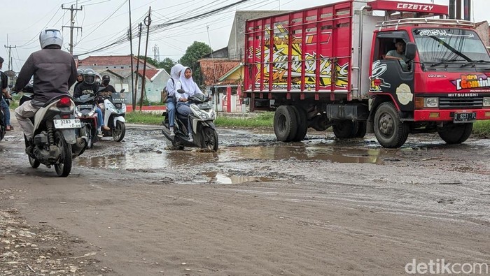 Jalan Gebang-Pabuaran Kabupaten Cirebon yang mengalami kerusakan cukup parah.