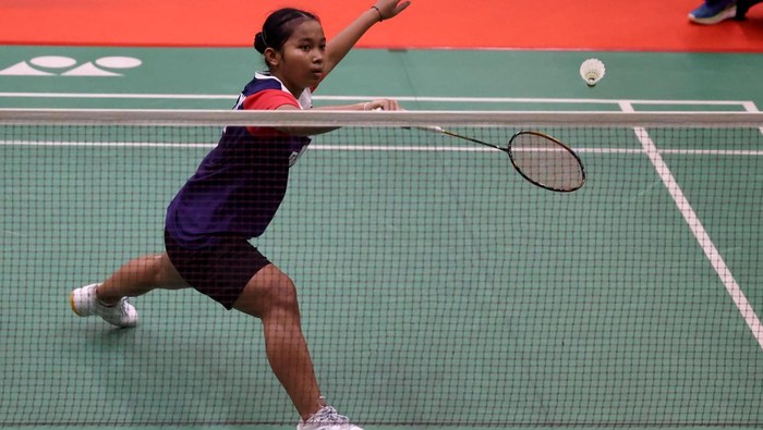 Tunggal putri U-17 asal Indonesia, Isabelle Revanna Andalova Pranata dikalahkan pemain tunggal putri Indonesia lainnya, Raisya Affatunisa melalui pertarungan tiga gim, 21-11, 16-21, 18-21 pada babak 64 besar gelaran Yonex Sunrise Jaya Raya Junior International Grand Prix 2025