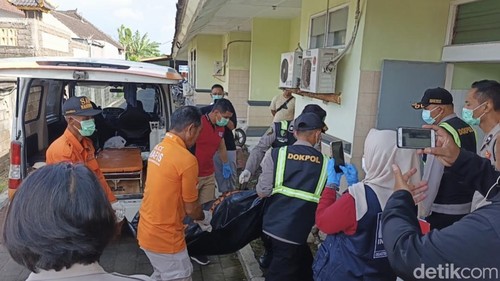 Jenazah ke-12 KMP Tunu Pratama Jaya sampai di RSU Negara, Rabu (9/7/2025). (I Putu Adi Budiastrawan/detikBali).