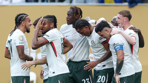EAST RUTHERFORD, NEW JERSEY - JULY 08: Joao Pedro of Chelsea FC celebrates scoring his teams first goal with teammates during the FIFA Club World Cup 2025 semi-final match between Fluminense FC and Chelsea FC at MetLife Stadium on July 08, 2025 in East Rutherford, New Jersey. (Photo by Emilee Chinn - FIFA/FIFA via Getty Images)