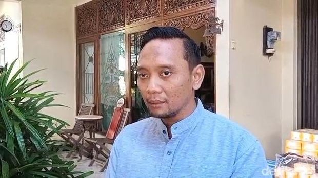 Kakak ipar diplomat muda Arya Daru Pangayunan, Meta Bagus, saat memberikan keterangan kepada wartawan di rumah duka di Bantul, DIY, Rabu (9/7/2025).