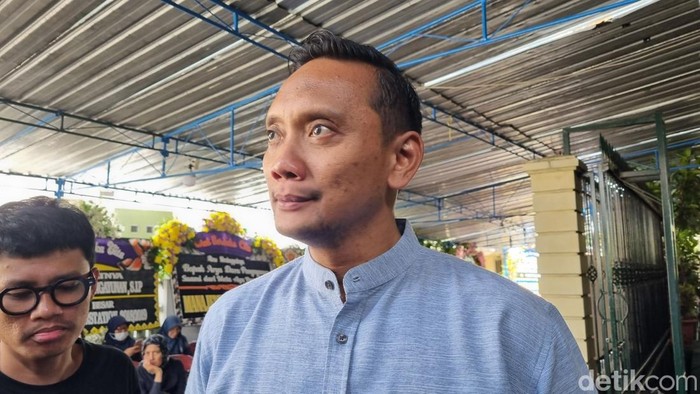 Kakak ipar diplomat muda Kemlu Arya Daru Pangayunan, Meta Bagus, di rumah duka Bantul, DIY, Rabu (9/7/2025).
