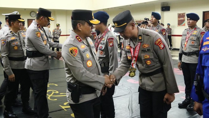 Kapolda Metro Jaya Irjen Karyoto memberikan penghargaan kepada 42 personel berprestasi di bidang olahraga, Rabu (9/7/2025).