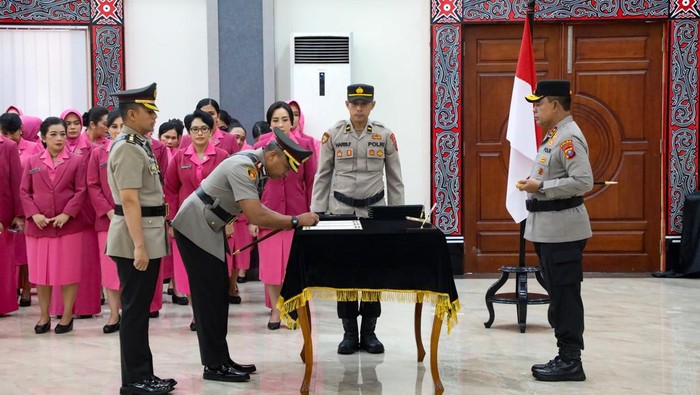 Kapolda Sumut Irjen Whisnu saat melakukan sertijab kepada PJU dan sejumlah kapolres. (Foto: Dok. Polda Sumut)