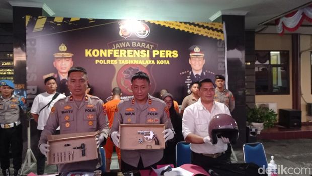 Kapolres Tasikmalaya Kota AKBP Moch Faruk Rozi menunjukkan barang bukti senjata api dari pelaku curanmor.