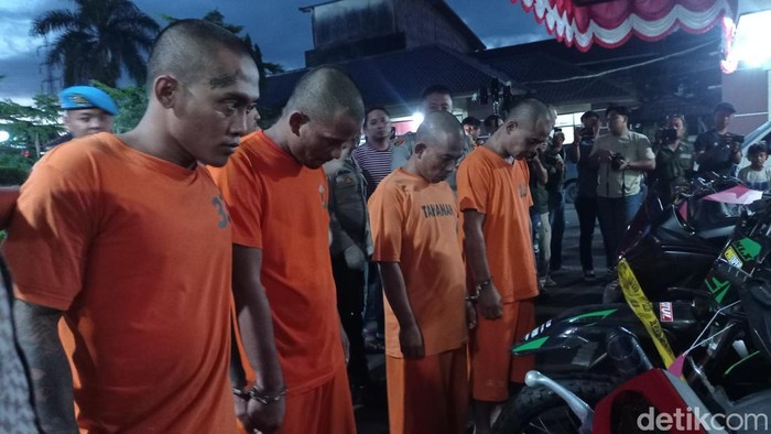 Kapolres Tasikmalaya Kota AKBP Moch Faruk Rozi menunjukkan barang bukti senjata api dari pelaku curanmor.