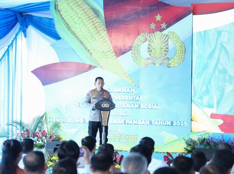 Kapolri Jenderal Listyo Sigit Prabowo di lokasi penanaman jagung di hutan Selo Lestari, Desa Selojari, Kabupaten Grobogan, Rabu (9/7/2025).