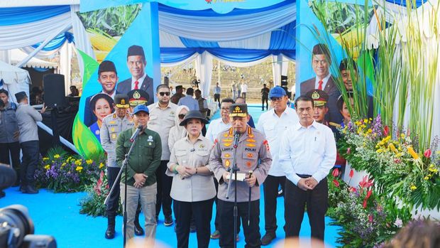 Kapolri Jenderal Listyo Sigit Prabowo melaksanakan penanaman jagung di lahan Perhutan Sosial, Hutan Selo Lestari, Grobogan, Jawa Tengah