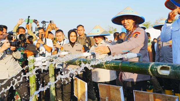Kapolri Jenderal Listyo Sigit Prabowo melaksanakan penanaman jagung di lahan Perhutan Sosial, Hutan Selo Lestari, Grobogan, Jawa Tengah