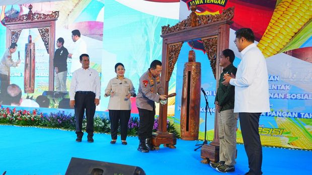 Kapolri Jenderal Listyo Sigit Prabowo melaksanakan penanaman jagung di lahan Perhutan Sosial, Hutan Selo Lestari, Grobogan, Jawa Tengah