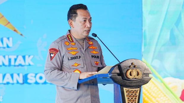 Kapolri Jenderal Listyo Sigit Prabowo melaksanakan penanaman jagung di lahan Perhutan Sosial, Hutan Selo Lestari, Grobogan, Jawa Tengah