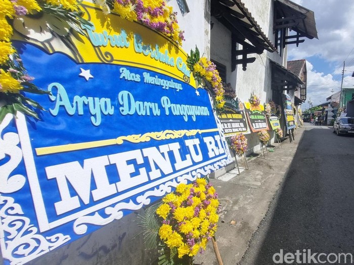 Karangan bunga dari Menteri Luar Negeri (Menlu) RI atas meninggalnya Arya Daru Pangayunan, diplomat muda yang tewas di sebuah kos di Jakarta Pusat. Karangan bunga berada di rumah duka, Bantul, DIY, Rabu (9/7/2025).